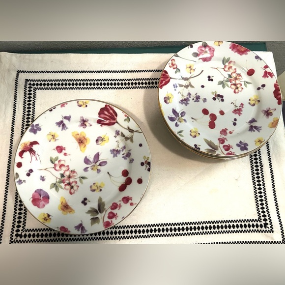 4 Mayfair Collection by Jay 7.75” salad plates with gold rim. - Picture 13 of 16